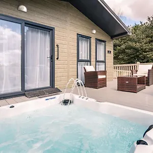 Ashworth With Hot Tub Holiday home